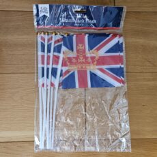 6 chorągiewek Union Jack plus korona